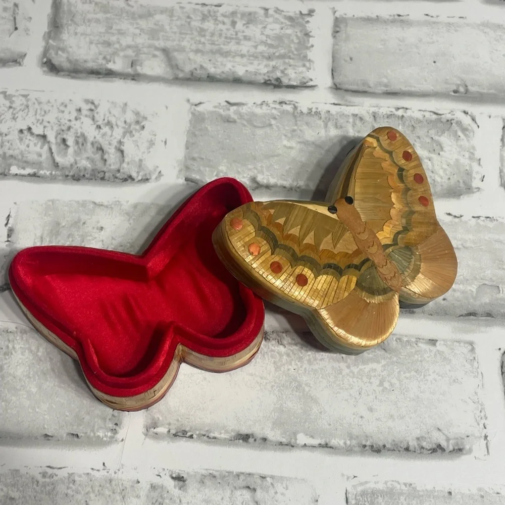 Vintage Global House of Art. Wicker Bamboo Butterfly Trinket Box. China.
